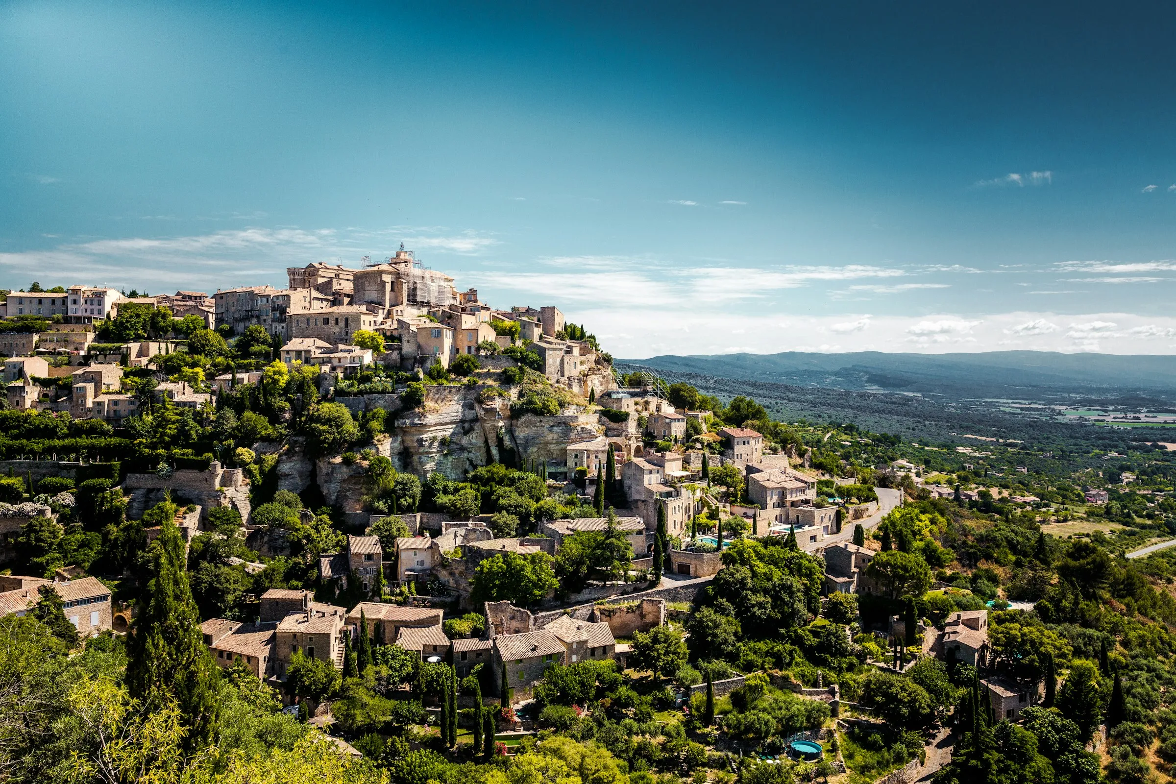 Village perché en pierre (Provence) au-dessus des collines.