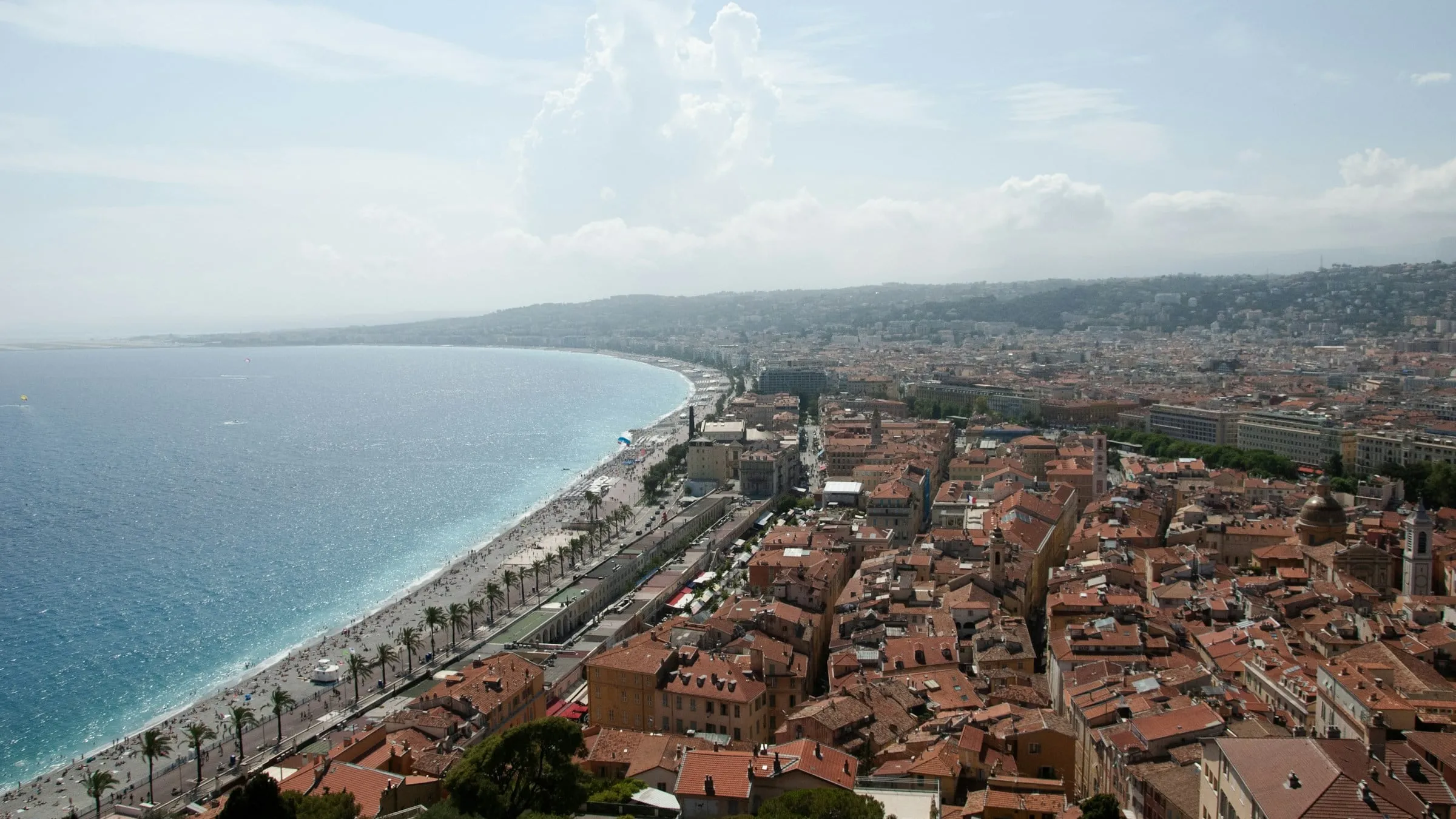 Vue aérienne d'une ville côtière de la Riviera — mer Méditerranée et front de mer.