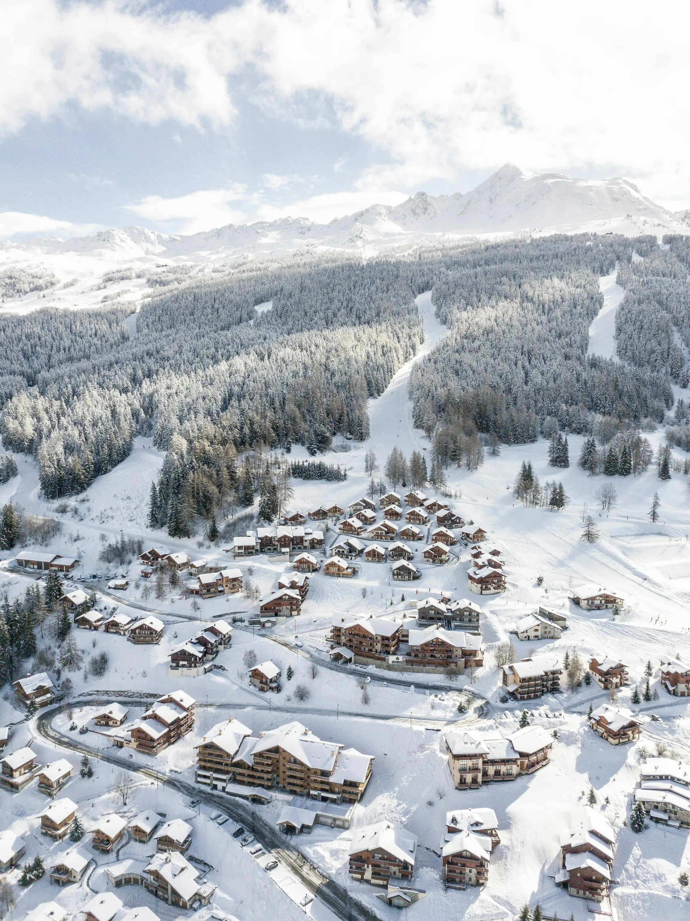 Crêtes enneigées du haut-pays niçois sous un ciel dégagé.